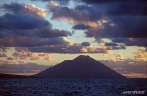 Вулкан Тятя на курильском острове Кунашир. Фото: http://www.greenpeace.org