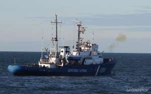 Береговая охрана открыла предупредительный огонь по кораблю Гринпис. Фото: Greenpeace