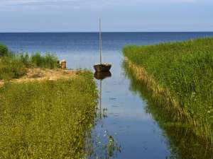Утечка топлива с гидрографического судна департамента водных путей Эстонии привела к загрязнению Чудского озера. Фото: Global Look Press