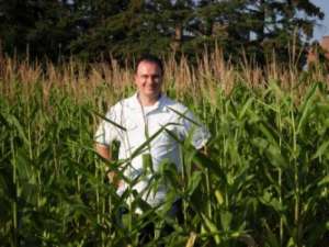 Доктор Адам Гиллеспи в одном из опытных полей кукурузы около Оттавы. (Фото: Canadian Light Source, Inc.)