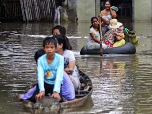 Наиболее сильно сильному затоплению подверглись северные города и провинции Камбоджи. Более 6 тысяч семей были вынуждены покинуть свои дома в провинции Сиемреап. Фото: Reuters