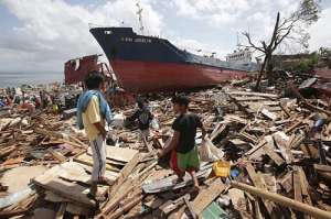10 ноября тайфун выбросил на берег большое судно, стоявшее в порту города Таклобан. (Фото Aaron Favila / AP Photo.)