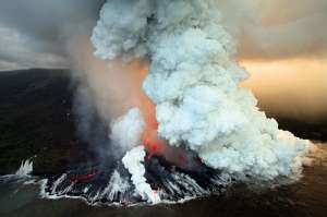 Вулкан Питон-де-ла-Фурнез на острове Реюньон (фото Richard Bouhet / AFP / Getty).