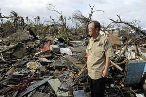 В ходе поездки по Филиппинам Пан Ги Мун призвал мир активизировать меры по смягчению последствий стихийных бедствий. Фото: Центр Новостей ООН