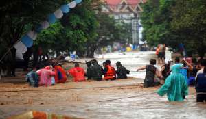 Не менее 13 человек погибли в результате наводнения в Индонезии. Фото: EPA 