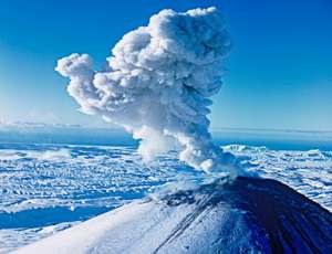 На Камчатке вулкан Карымский выбросил пепел на 3 км. Фото: Новый Регион