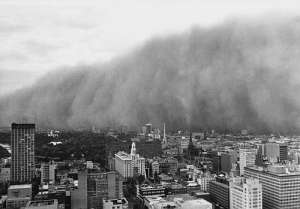 Пыльная буря, вызванная связанной с Эль-Ниньо засухой, обрушилась на Мельбурн 8 февраля 1983 года. (Фото Australia Bureau of Meteorology / Trevor Farrar.)