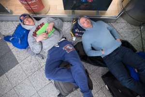 Пассажиры спят в аэропорту Фото: John Minchillo / AP