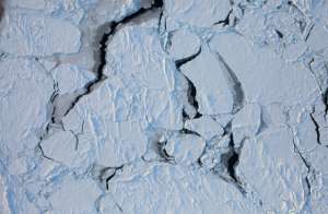 Быстрое таяние льдов в Антарктиде может быть связано с тёплыми реками, воды которых нагреваются в результате глобального потепления (фото NASA).