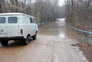 В Уфе половодье затопило дорогу в поселок Козарез
