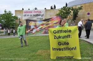 Акция протеста в Германии, на плакате написано по-немецки: &quot;Будущее без ядов - это хорошие инвестиции&quot; © Falk Heller / Greenpeace 