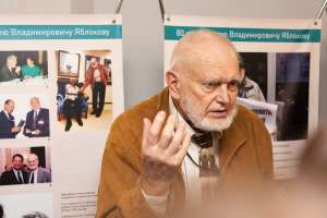 Алексей Яблоков на конференции в Пушкине, на фоне выставки фотографий, посвященной 80-летнему юбилею ученого, 29 мая 2014 года. Фото: http://www.bellona.ru