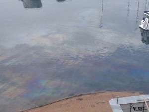 Пятно нефтепродуктов у берегов Владивостока оставило судно