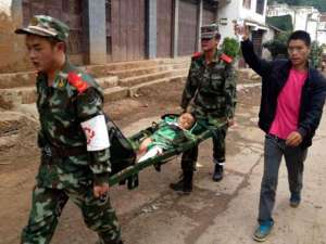 Первоначально сообщалось о 26 погибших, затем агентство Xinhua сообщило о 150 жертвах. Еще более 100 получили ранения различной степени тяжести. Фото: Reuters
