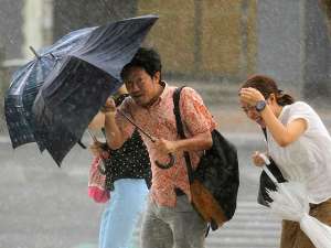 Национальное метеорологическое управление Японии объявило штормовое предупреждение в южной островной префектуре Окинава в связи с приближением тайфуна &quot;Фэнхуан&quot;, несущего с собой порывы ветра до 35 метров в секунду и восьмиметровые волны. Фото: Reuters