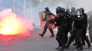 Всю неделю во Франции продолжались уличные протесты. Фото: BBC 