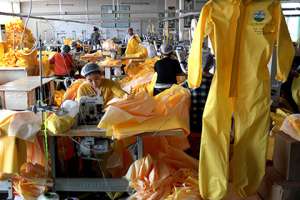  Пошив защитной одежды на заводе в Китае. Фото: China Daily / Reuters