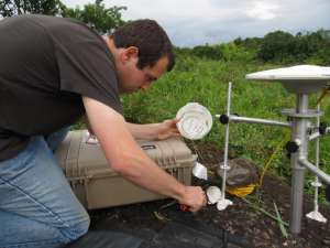 Аспирант Университета Южной Флориды Денис Войтенко готовит устройство GPS для высокоточного геодезического измерения. (Фото: Jacob Richardson) 