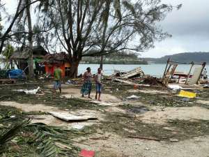 Жители острова Мосо, входящего в состав государства Вануату в Тихом океане, из-за разрушительного циклона вынуждены пить соленую воду. Фото: Global Look Press