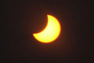  Наблюдать солнечное затмение нужно по правилам ©wikipedia.org