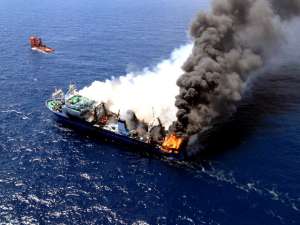 По словам капитана, &quot;никто не пытался тушить пожар и спасти траулер&quot; после того, как он был выведен из порта. Фото: Reuters