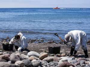 На сегодняшний день на трех пляжах Гран-Канарии уже собрано около 120 килограммов углеводородов. Фото: Reuters