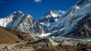 Пик Эверест, о высоте которого давно ведутся споры, не пострадал. Фото: BBC 