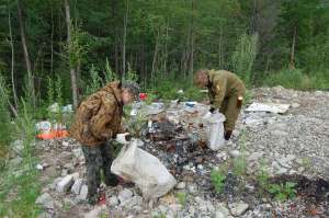 Уборка мусора на территории бывшей воинской части. Фото: Александры Степановой