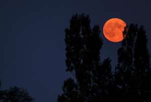  В момент суперлуния земная тень полностью затмит видимую поверхность Луны, придав спутнику Земли красновато-бурый оттенок ©yahoo.com