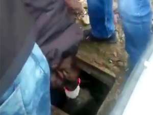 В Красноярске трое местных жителей вытащили щенка из канализационного люка, в который он провалился по неосторожности на территории одного из автосервисов. Фото: Телекомпания Енисей