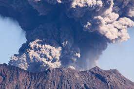 Вулкан Шивелуч выбросил столб пепла на высоту 6 километров
