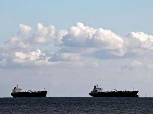 В Японии столкнулись два танкера, произошел разлив нефти. Фото: Reuters
