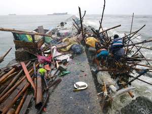 Супертайфун &quot;Коппу&quot; достиг побережья Филиппин, принеся с собой 4-метровые волны и разрушая дома ветрами, скорость которых достигает 185 км/ч. Фото: Reuters