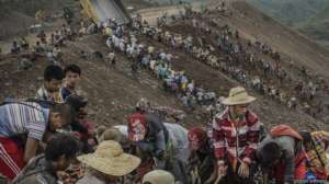 На месте трагедии в Мьянме развернута масштабная спасательная операция. Фото: BBC 