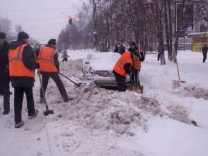 Борьба со снегом. Источник: /www.golos-omska.ru