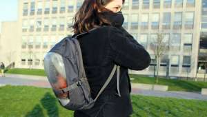   Девушка с имитацией рюкзака Plant Bag, оснащённого вентилятором для прогонки воздуха и дыхательной маской (фото Handout).