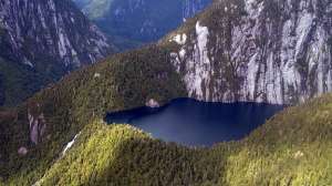 Супруги Томпкинс покупали древние леса, озера и горы в Чили, чтобы спасти их от использования в коммерческих целях. Фото: BBC 
