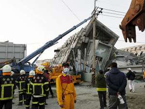 Спасатели продолжают поисковую операцию в специальном муниципалитете Тайнань на юге острова Тайвань. Около 80 человек на данный момент числятся пропавшими без вести. Фото: Reuters