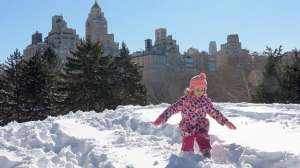 Ребенок пробирается по глубокому снегу в Нью-Йорке. Останутся ли с нами такие зимы, или потепление убьет их? Фото: BBC 