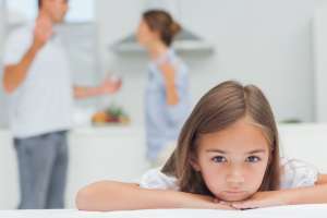 У детей, которые слышат и видят ссоры родителей, повышен риск агрессивного и суицидального поведения, сделали вывод британские ученые.