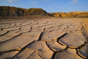 Пересохшее речное русло в чилийской пустыне. (Фото Theo Allofs / Corbis.)