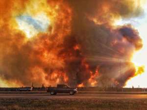 Лесные пожары в канадской провинции Альберта. Фото: https://twitter.com/MikeHudema