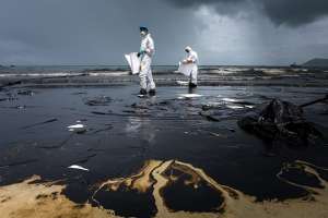 Ликвидация разлива нефти. © jukurae | Shutterstock