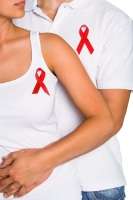 Красная ленточка (Red Ribbon) - символ борьбы со СПИДом (Фото: wavebreakmedia, Shutterstock)