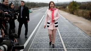 Французский министр экологии Сеголен Руаяль шагает по первой в мире «солнечной дороге». REUTERS