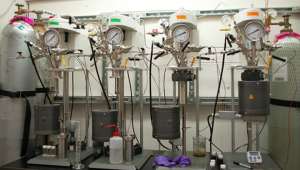 Лабораторный реактор для получения изопрена из биомассы. Фото University of Minnesota.