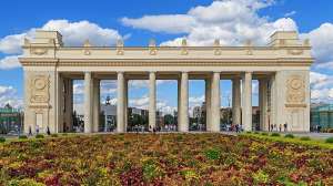 Главный вход парка Горького, вид со стороны парка. wikipedia.org