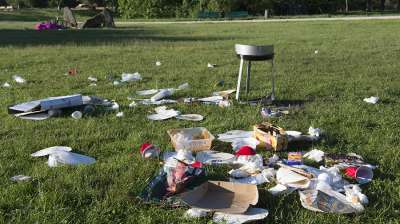 Власти не могут найти тех, кто оставляет отходы на местах отдыха. Фото: TASS/DPA/Paul Zinken