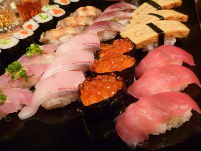 Сырая рыба может вызвать авитаминоз B1 и сопутствующие ему расстройство желудка, припадки и смерть. Фото: Hajime NAKANO/Flickr.com