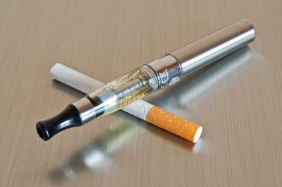 Опрос 30 000 человек показал, что среди курильщиков больше пользователей электронных сигарет, чем среди тех, кто отказался от вредной привычки.